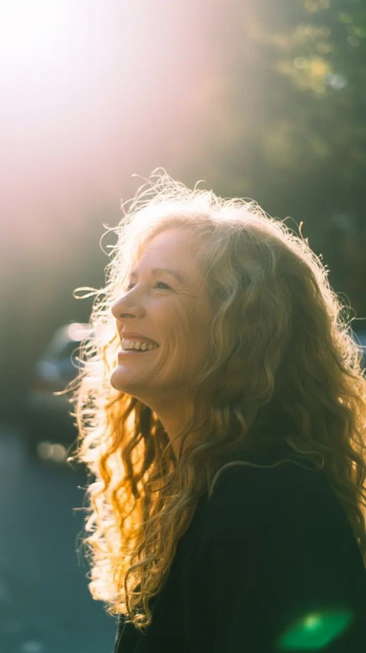 Mulher sorrindo ao ar livre