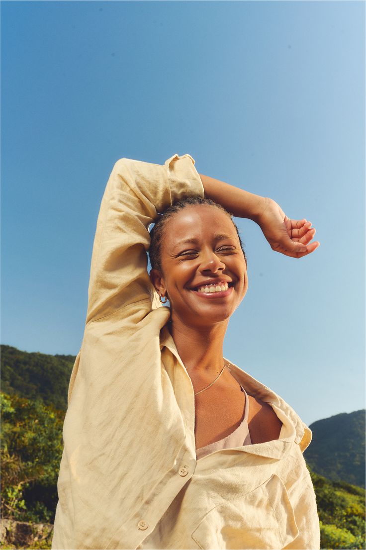 Mulher sorrindo ao ar livre